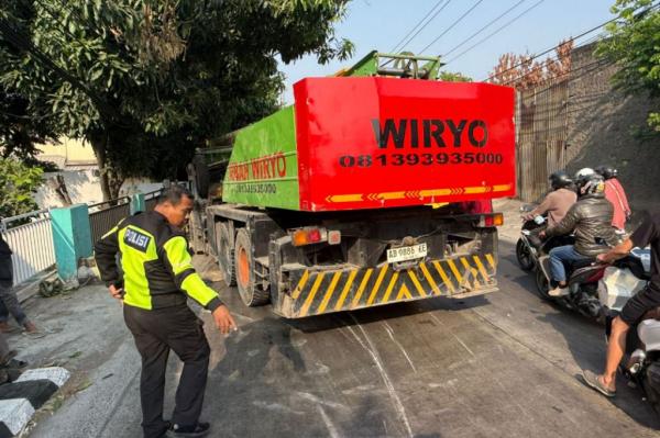 Kecelakaan Mobil Crane Diduga Rem Blong Tabrak 4 Motor di Solo, 6 Orang Luka-Luka