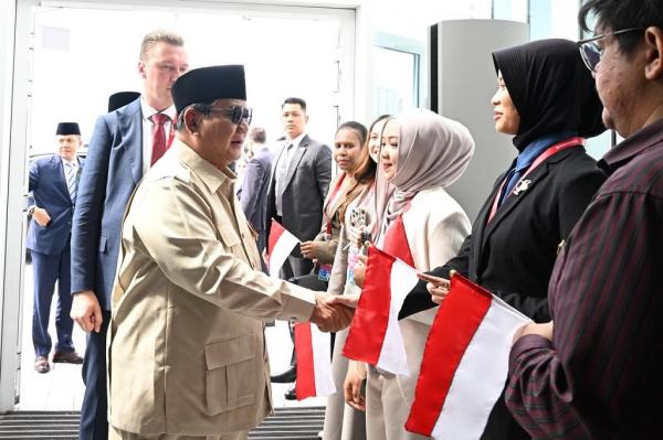 Momen Prabowo Disambut Hangat Mahasiswa Indonesia saat Tiba di Rusia