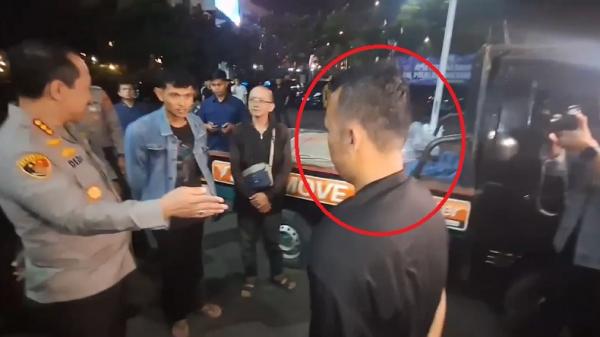Saksi terkait mayat perempuan dalam kardus Polisi memperlihatkan saosok terduga pelaku terkait penemuan mayat perempuan dalam kardus di Jalan Terusan Suryani, Kota Bandung, kepada dua saksi di Polrestabes Bandung. (Foto: iNews).