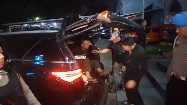 Terduga pelaku mayat perempuan dalam kardus Sosok terduga pelaku terkait penemuan mayat perempuan dalam kardus di Jalan Terusan Suryani, Babakan Ciparay, Kota Bandung, ditangkap polisi. (Foto: iNews).