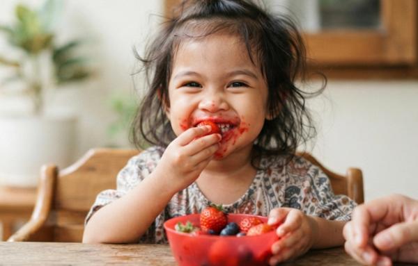 Bibir Anak Merah Usai Makan Buah, Jangan Langsung Dibilang Alergi