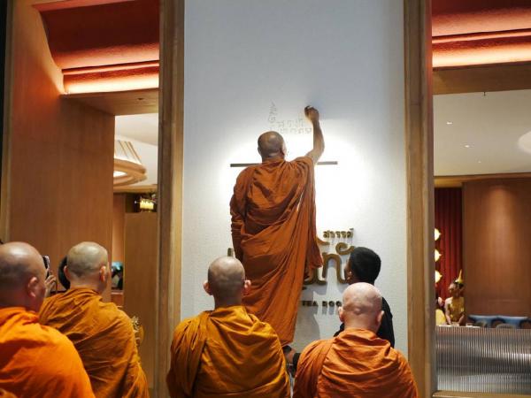 Biksu Thailand Biksu melakukan Sacred Blessing Mark. (Foto: Istimewa)