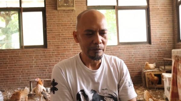 Sebanyak 22 ekor ayam dipelihara di dalam kamar kos di Bandung, Jawa Barat. (Foto: iNews).