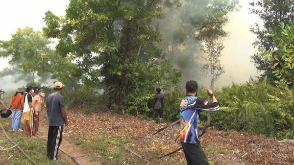 Karhutla Dekati Permukiman Warga di Palangka Raya, Petugas Kehabisan Air