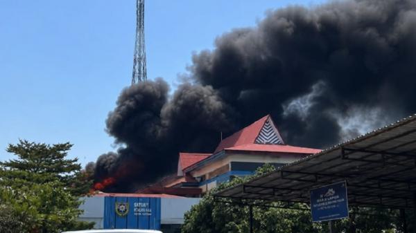 Atap Kantor Bea Cukai Batam Terbakar, Dentuman Keras Kejutkan Pegawai