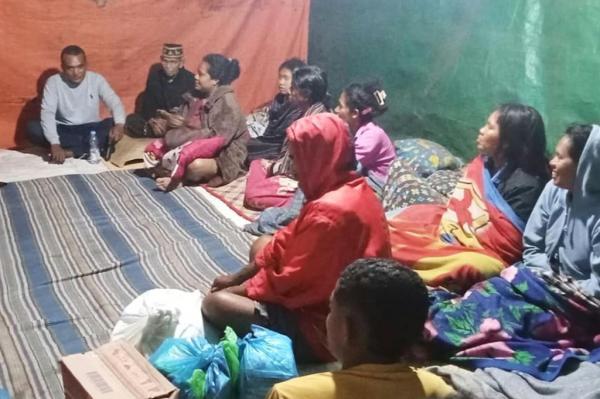 Anggota DPRD Manggarai Timur Petrus Anggota DPRD Manggarai Timur Petrus Y Elmiance menyerahkan donasi dari Papua Barat untuk korban gempa Manggarai Timur yang menjalani perawatan. (Foto: Ist)