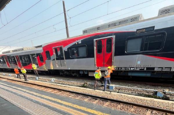 Penampakan KRL Anjlok di Stasiun Jakarta Kota, Penumpang Dievakuasi