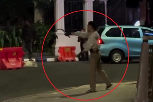 Viral Pria Ngamuk di Sudirman, Tenteng Celurit Tunjuk-Tunjuk Pengguna Jalan