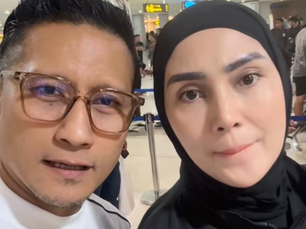 Arie Untung dan Fenita Arie Arie Untung dan Fenita Arie tertahan di Denpasar imbas penutupan Bandara Soetta akibat erupsi Gunung Anak Krakatau. (Foto: Instagram)