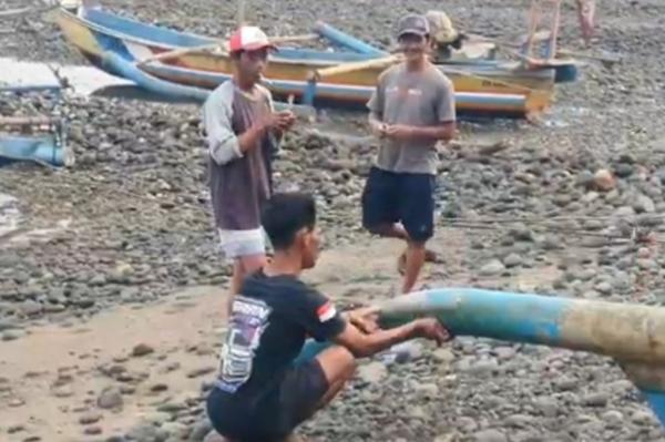 Nelayan Banten Nekat Tetap Melaut di Tengah Guyuran Abu Vulkanik Gunung Anak Krakatau