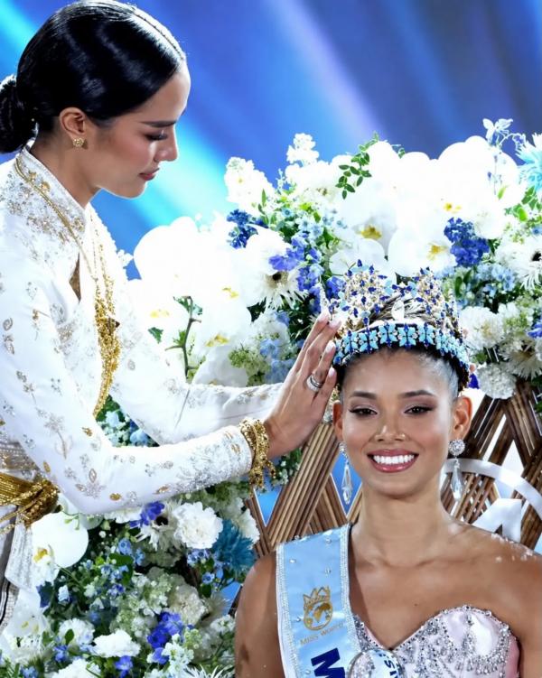 Opal dan Joheirry Miss World 2025 Opal Suchata memberikan mahkota Miss World 2026 ke Joheirry Mola. (Foto: Instagram)