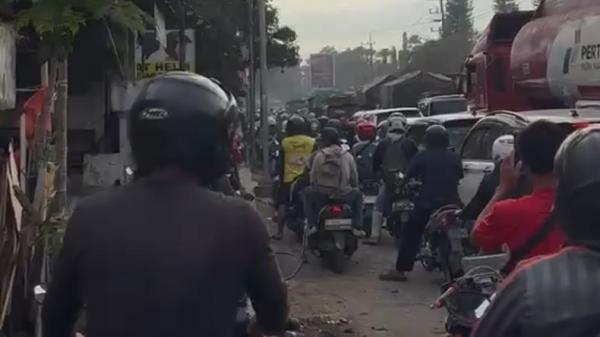 Heboh Antrean Panjang BBM di Jember Dipicu Kekhawatiran Kelangkaan