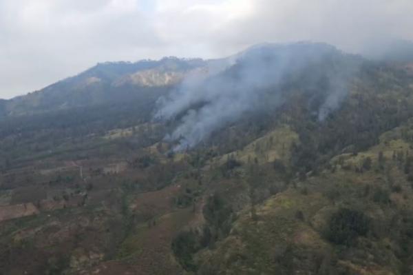 Kebakaran di Kawah Ijen, Helikopter Water Bombing Diterjunkan Padamkan Titik Api