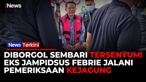 Senyum Santai Mantan Jampidsus Febrie Adriansyah Saat Tiba di Kejagung Pakai Rompi Tahanan