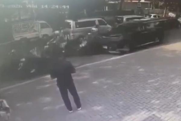 Detik-Detik Alphard Tabrak 15 Kendaraan di Surabaya Terekam CCTV, Sopir Dimassa