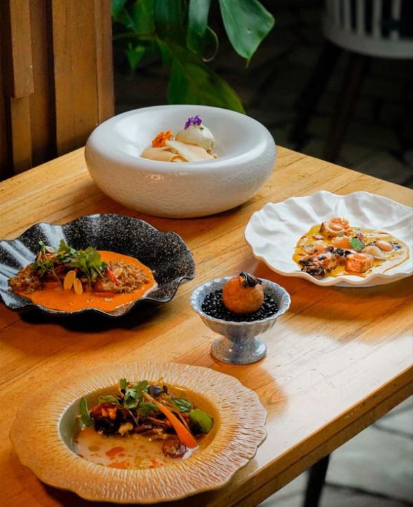 Resinda Hotel Karawang Harmoni Rasa Nusantara Resinda Hotel Karawang menghadirkan Harmoni Rasa Nusantara, kolaborasi dua chef yang mengangkat lima hidangan khas Indonesia dalam konsep kuliner modern. (Foto: ist)