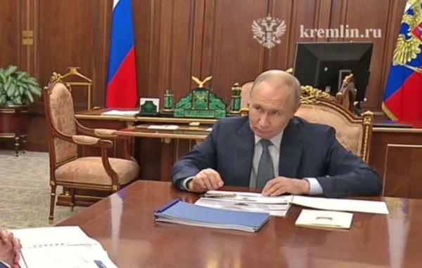 Heboh! Presiden Putin Putar Pulpen di Meja