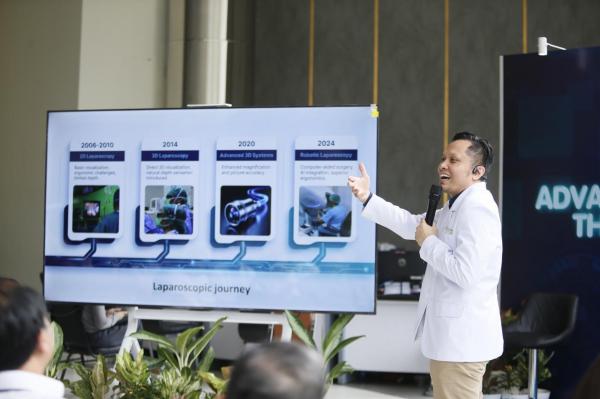 Dokter RSCM Dokter RSCM telah melakukan bedah ginekologi jarak jauh pertama di Indonesia. (Foto: Aldhi Chandra)