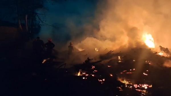 Gudang Palet dan Warung Makan Terbakar Hebat di Bypass Krian, Lalu Lintas Sempat Ditutup