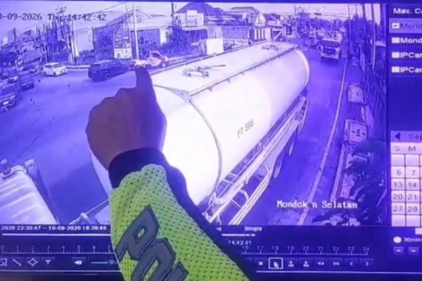 Kecelakaan Beruntun Mobil Terobos Lampu Merah Tabrak 2 Motor di Tuban, 1 Orang Tewas