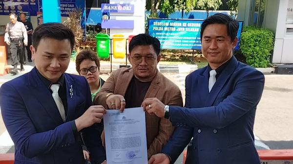 Pelapor Aisar Khaled Pelapor Aisar Khaled ke Polda Metro Jaya atas dugaan penipuan dan TPPU. (Foto: Ravie Wardani)