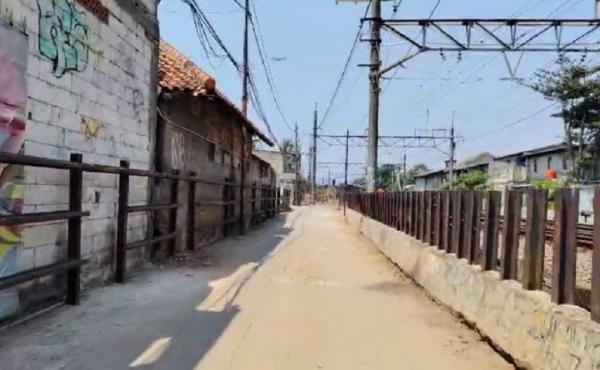 Penampakan jalan sejajar rel di Pasar Minggu Penampakan jalan sejajar rel di kawasan Pasar Minggu, Jakarta Selatan, yang mangkrak sejak tahun 2013. (Foto: Danandaya Arya)