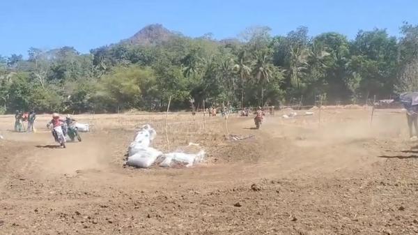 Taksi gabah Pesta Panen Kading Cap Race 2026 di Barru berlangsung meriah dengan balap taksi gabah yang diikuti pembalap lokal dan luar daerah. (Foto: iNews).