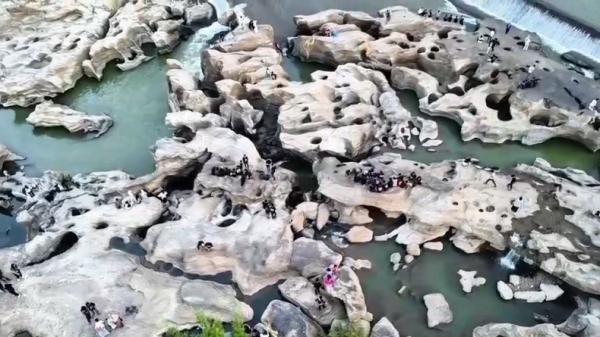 Bendungan Kampili Sulsel Kemarau panjang membuat air Bendungan Kampili surut dan menyingkap bebatuan unik yang menarik. (Foto: iNews).