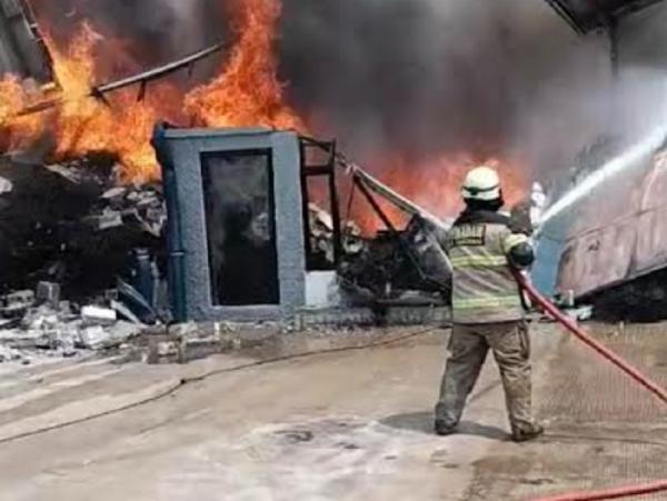 Kebakaran Landa Kawasan Pergudangan di Kosambi Petugas pemadam kebakaran berjibaku memadamkan api yang melalap kawasan pergudangan Kosambi, Tangerang. (Foto: Istimewa)