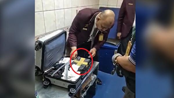 Koper Kera Upaya penyelundupan seekor anak kera ekor panjang melalui Terminal 1 Bandara Internasional Juanda, Surabaya, Jawa Timur, berhasil digagalkan petugas. (Foto: Tangkapan layar nvideo).