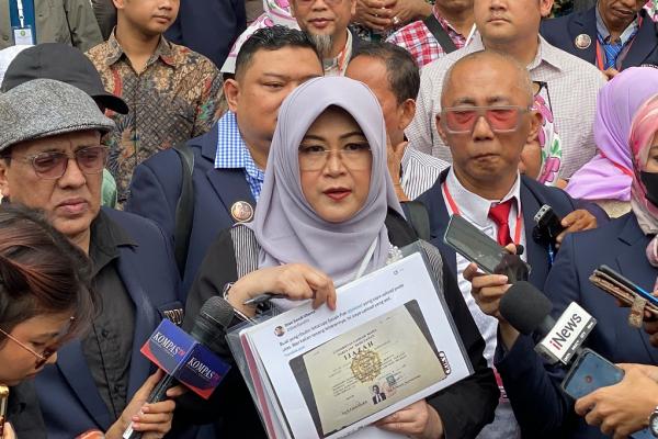 Dokter Tifa: Pak Jokowi yang Saya Hormati, Kalau Memang Punya Ijazah Tunjukkan