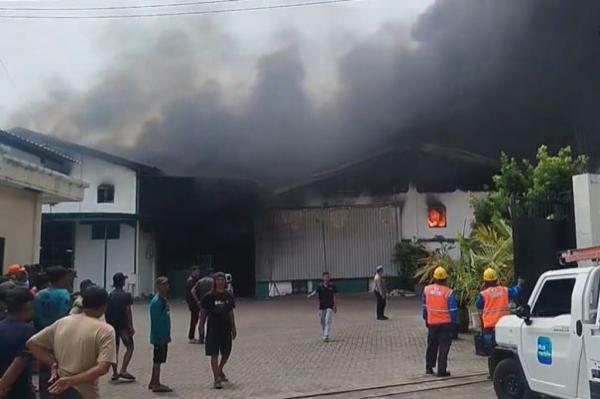 Kebakaran Pabrik Sepatu di Mojokerto, Api Berkobar Diduga akibat Percikan Las