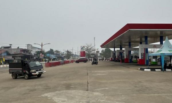Pertamina Patra Niaga Regional Kalimantan PT Pertamina Patra Niaga Regional Kalimantan memperkuat pengaturan pelayanan dan menyiapkan prioritas pengiriman BBM ke Puruk Cahu, Kabupaten Murung Raya, Kalimantan Tengah. (Foto: Ist)