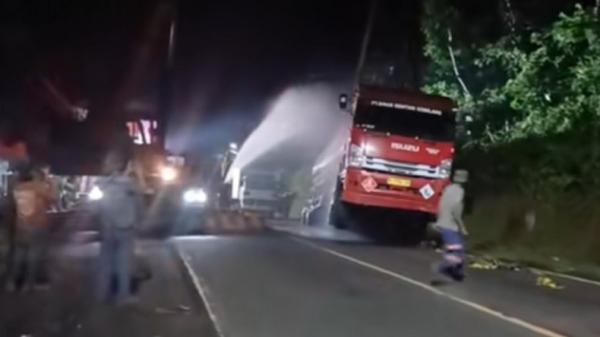 Gunakan Alat Berat, Evakuasi Truk BBM Terperosok ke Parit di Gunung Gumitir Jember Dramatis