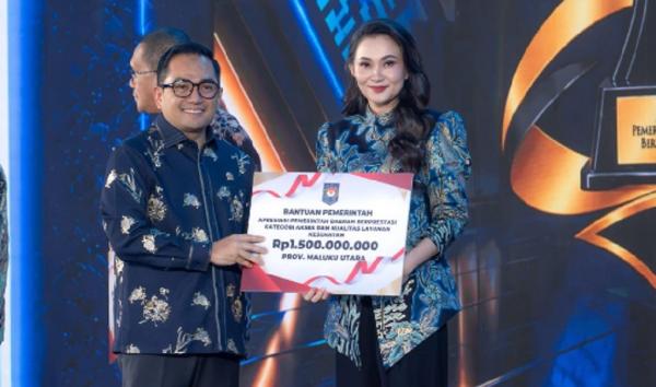 Gubernur Malut 2 Gubernur Maluku Utara Sherly Tjoanda saat menerima penghargaan dari Kemendagri di Jakarta. (Foto: ist)