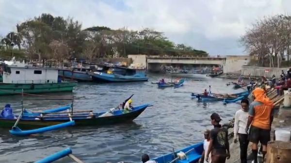 Nelayan Nelayan berburu ubur-ubur di Perairan Cilacap, Jawa Tengah. (Foto: iNews).