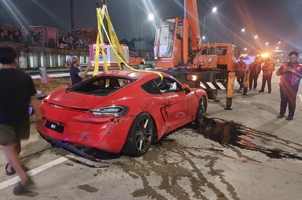 Geger! Mobil Mewah Porsche Nyemplung ke Got di Cinere, Kok Bisa?