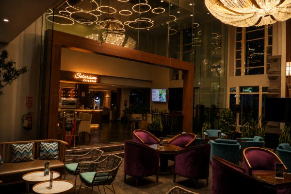 éL Hotel Bandung éL Hotel Bandung menghadirkan Solarium Bar Take Over with Mozzar di Solarium Café & Bar, Braga, Bandung, dengan kreasi minuman premium dan hiburan musik. (Foto: ist)