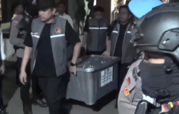 Kortastipidkor Polri Geledah Ruang Kerja Bupati Gowa Husniah, Sita 4 Boks Dokumen PBG