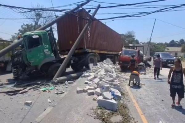 Kecelakaan 2 Truk di Sidoarjo, Tiang Listrik Roboh hingga Jalur Surabaya-Mojokerto Lumpuh 3 Jam