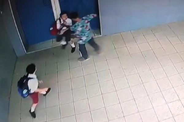 Terekam CCTV, Pria Bersajam Rampas Ponsel Pelajar di Pintu Sekolah Tanjungbalai