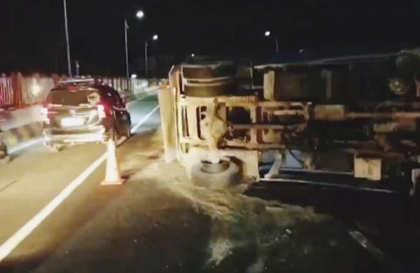 Truk Pasir Terguling di Jembatan Suramadu usai Pecah Ban, Lalin Arah Surabaya Macet