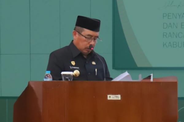Bupati Madiun Hari Wuryanto Bupati Madiun Hari Wuryanto saat memberikan saat menyampaikan pendapat terhadap tiga Raperda inisiatif DPRD dalam Rapat Paripurna Penyampaian Pandangan Umum Fraksi-Fraksi DPRD dan Eksekutif terhadap Raperda Non APBD Tahun 2026 di ruang rapat DPRD Kabupaten Madiun, Senin (21/9/2026). (foto: Pemkab Madiun)