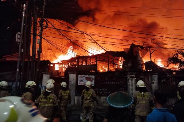 Kebakaran Dekat Stasiun Kebayoran Jaksel, 128 Petugas Damkar Dikerahkan
