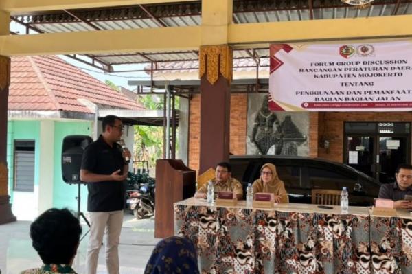 Anggota Komisi IV DPRD Kabupaten Mojokerto Anggota Komisi IV DPRD Kabupaten Mojokerto Bagus Priyo Zatmiko dalam Focus Group Discussion (FGD) pembahasan Rancangan Peraturan Daerah (Ranperda) tentang Pemanfaatan Bagian Jalan pada akhir pekan lalu. (Foto: ist)