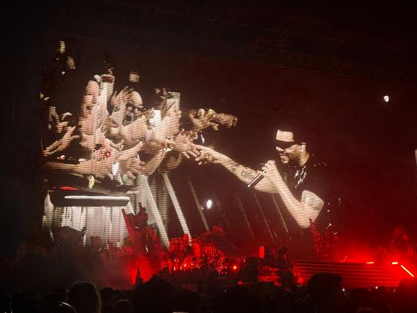 The Weeknd di Jakarta 2 Momen ketika Abel (The Weeknd) turun panggung dan menyapa langsung para XO di JIS. (Foto: Dimas Andhika Fikri)