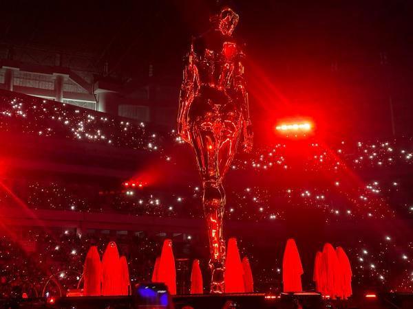 The Weeknd di Jakarta 3 Patung emas raksasa berukuran 12 meter mejeng di konser The Weeknd di JIS. (Foto: Dimas Andhika Fikri)