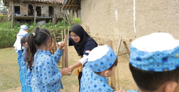 Desa Astra Pangrango Kegiatan seni dan musik menjadi ruang bagi anak-anak Desa Sejahtera Astra Gede Pangrango untuk mengembangkan kreativitas dan keterampilan.