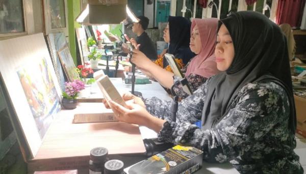 Affiliate Tegal Emak-emak Komunitas Affiliator Berdikari memasarkan produk melalui online di Desa Pagerbarang, Kabupaten Tegal. (Foto: iNews.id/Repro: Akbar ismail)
