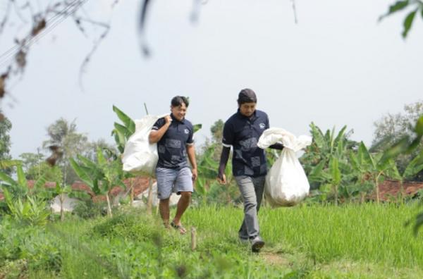 Warga Desa Sejahtera Astra Gede Pangrango di Kabupaten Sukabumi mencari hasil bumi untuk diolah menjadi aneka pangan. (Foto: ist)